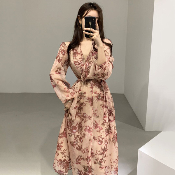 Naiste pikk beežikaeluse ja pikkade varrukatega kleit