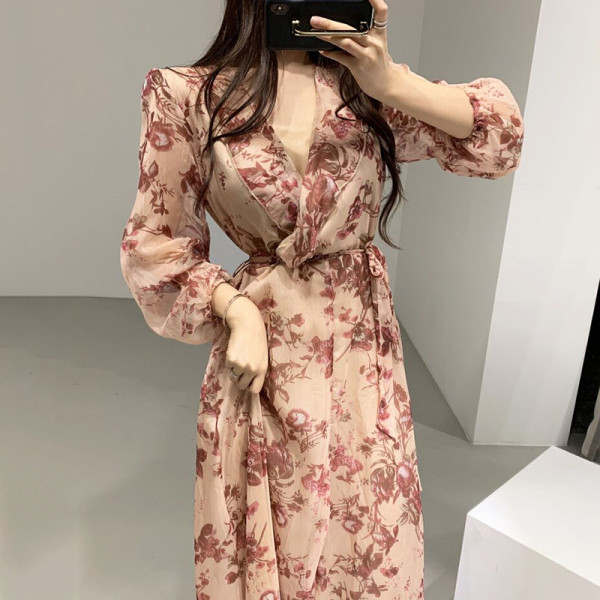 Naiste pikk beežikaeluse ja pikkade varrukatega kleit