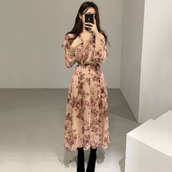 Naiste pikk beežikaeluse ja pikkade varrukatega kleit