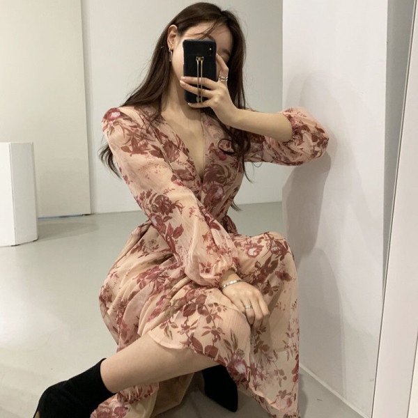 Naiste pikk beežikaeluse ja pikkade varrukatega kleit