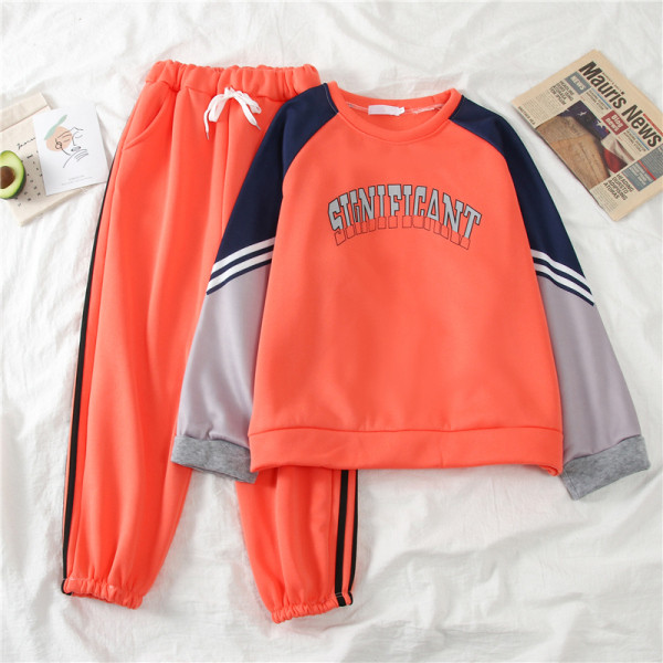 Спортен дамски комплект от две части - широка блуза с надпис и панталон с кантове