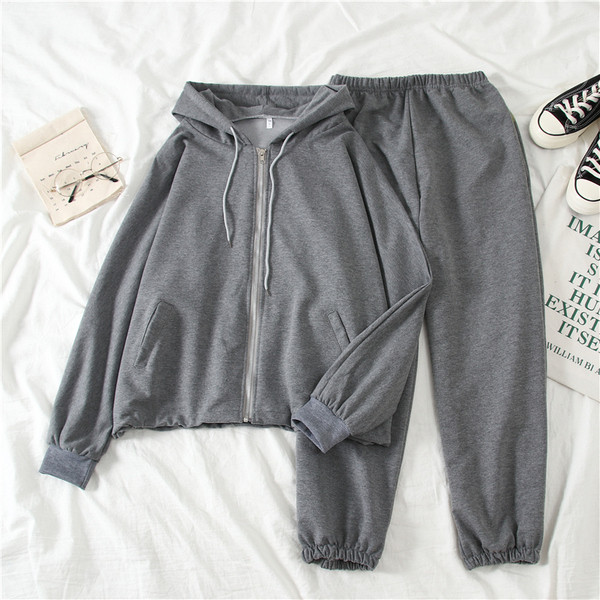 Puhas kaheosaline spordikomplekt - kapuutsiga dressipluus ja püksid