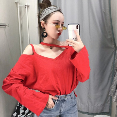 Naiste vabaaja pluus spitsikaelusega, allakäivate varrukate ja väljalõigetega