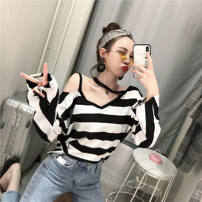 Naiste vabaaja pluus spitsikaelusega, allakäivate varrukate ja väljalõigetega