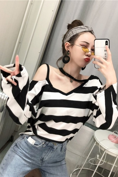 Naiste vabaaja pluus spitsikaelusega, allakäivate varrukate ja väljalõigetega