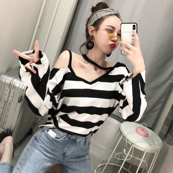 Naiste vabaaja pluus spitsikaelusega, allakäivate varrukate ja väljalõigetega