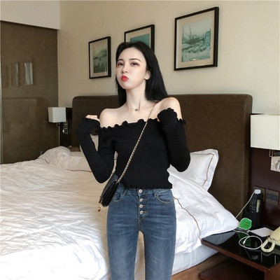 Liibuv naiste velvetist trikoo pluus, millel on langenud varrukad ja lokid