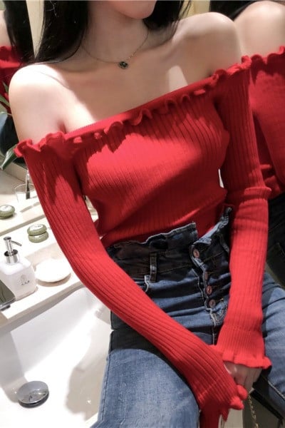 Liibuv naiste velvetist trikoo pluus, millel on langenud varrukad ja lokid