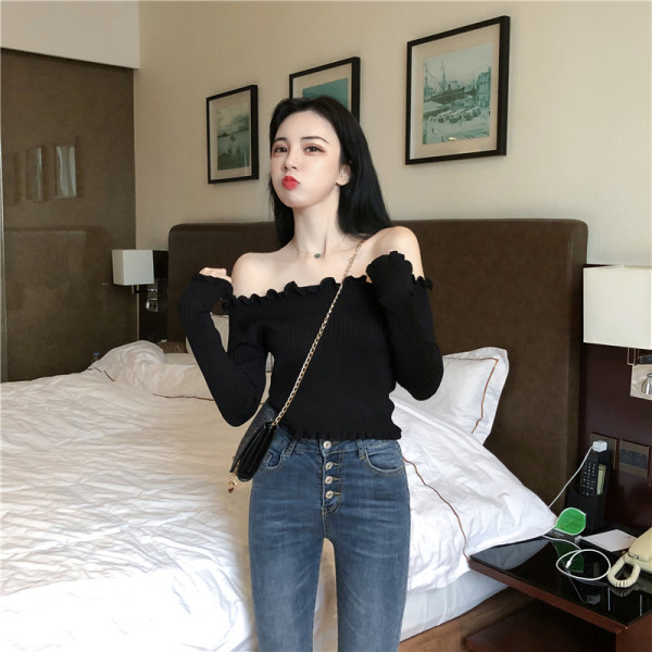 Liibuv naiste velvetist trikoo pluus, millel on langenud varrukad ja lokid