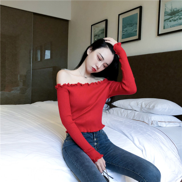 Liibuv naiste velvetist trikoo pluus, millel on langenud varrukad ja lokid