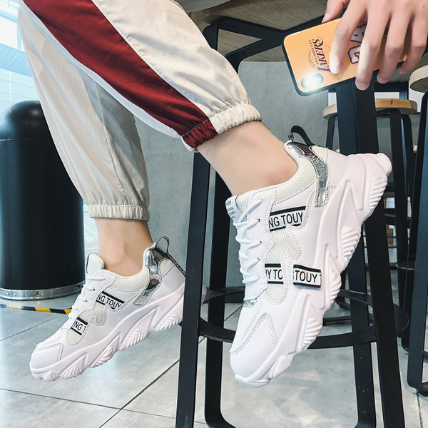 Új férfi tornacipő modell durva talppal és fűzővel