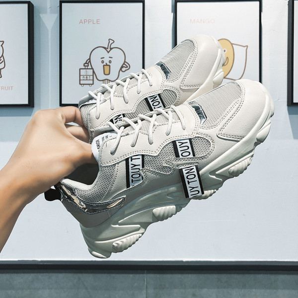 Új férfi tornacipő modell durva talppal és fűzővel