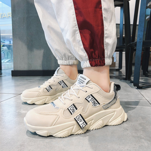 Új férfi tornacipő modell durva talppal és fűzővel