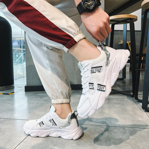 Új férfi tornacipő modell durva talppal és fűzővel