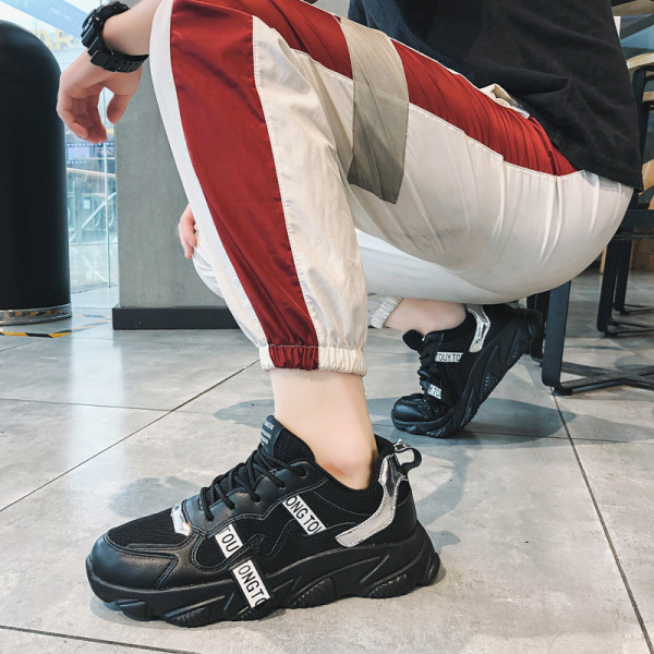 Új férfi tornacipő modell durva talppal és fűzővel