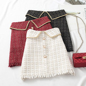 Modern női szoknya magas derékkal, gombokkal és rojtokkal