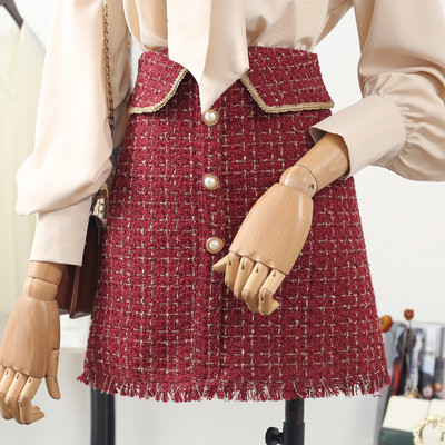 Modern női szoknya magas derékkal, gombokkal és rojtokkal