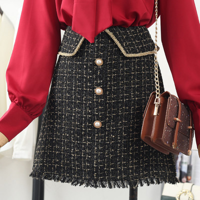 Modern női szoknya magas derékkal, gombokkal és rojtokkal