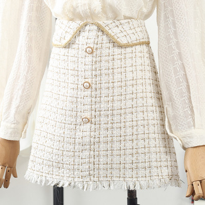 Modern női szoknya magas derékkal, gombokkal és rojtokkal