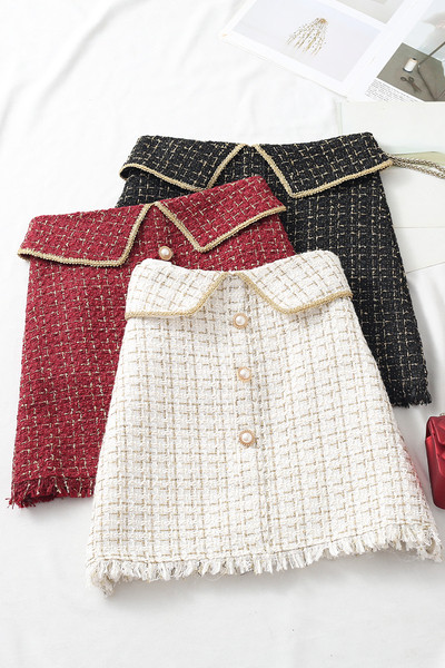 Modern női szoknya magas derékkal, gombokkal és rojtokkal