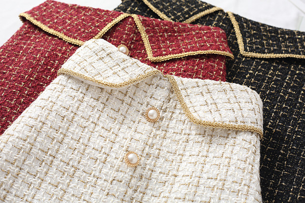 Modern női szoknya magas derékkal, gombokkal és rojtokkal