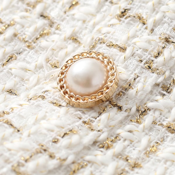 Modern női szoknya magas derékkal, gombokkal és rojtokkal