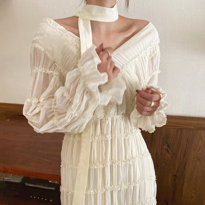 Női ruha mély spitz nyakkivágással és hosszú ujjú - hosszú modell