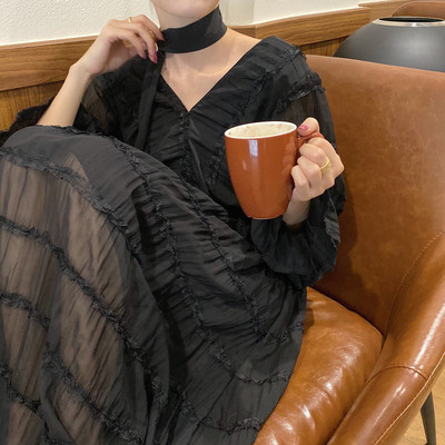 Női ruha mély spitz nyakkivágással és hosszú ujjú - hosszú modell