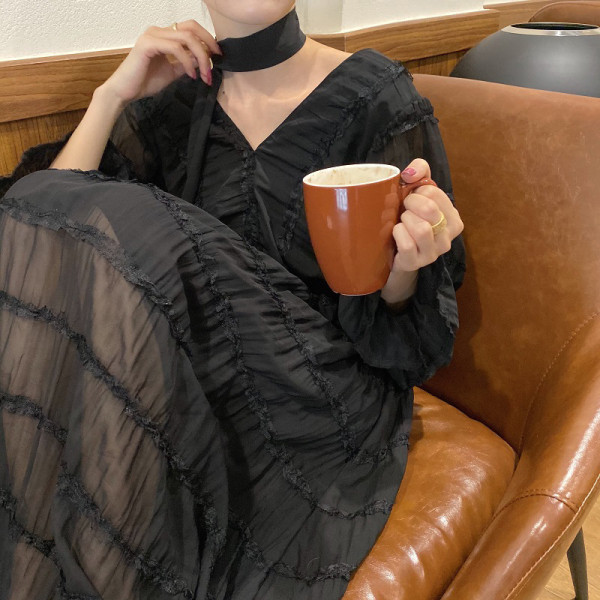 Női ruha mély spitz nyakkivágással és hosszú ujjú - hosszú modell