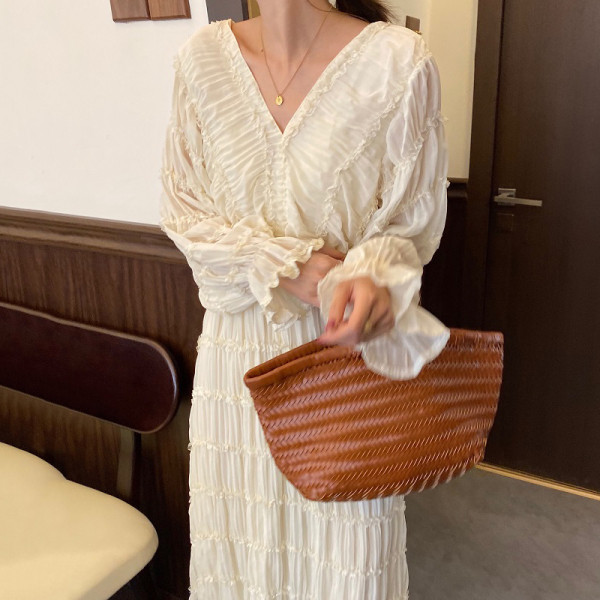 Női ruha mély spitz nyakkivágással és hosszú ujjú - hosszú modell