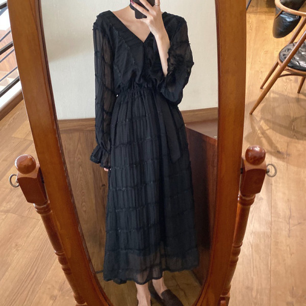 Női ruha mély spitz nyakkivágással és hosszú ujjú - hosszú modell