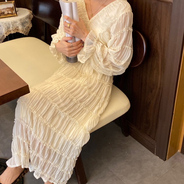 Női ruha mély spitz nyakkivágással és hosszú ujjú - hosszú modell