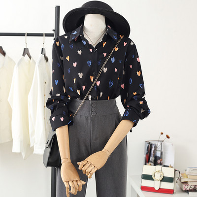 Moodne naiste särk klassikalise kraega ja nööpidega südametel