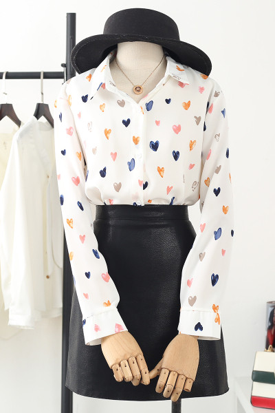 Moodne naiste särk klassikalise kraega ja nööpidega südametel