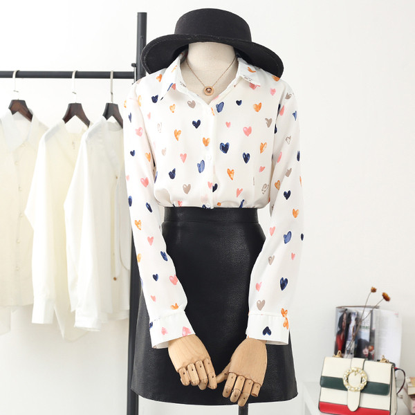 Moodne naiste särk klassikalise kraega ja nööpidega südametel