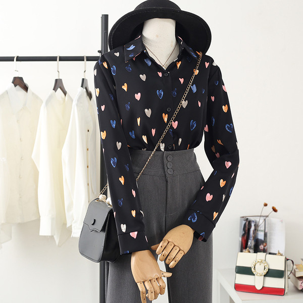 Moodne naiste särk klassikalise kraega ja nööpidega südametel