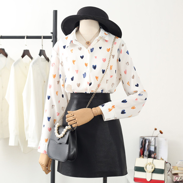 Moodne naiste särk klassikalise kraega ja nööpidega südametel