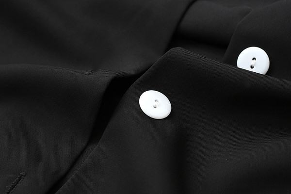 Uue mudeli nööpide, pikkade varrukate ja spitsikaelusega särk