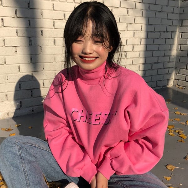 Naiste vabaaja pluus kõrge kraega ja roosa kirjaga