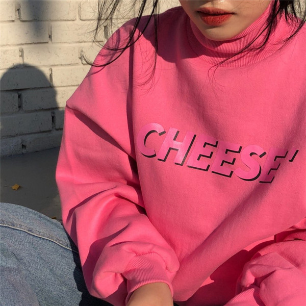 Naiste vabaaja pluus kõrge kraega ja roosa kirjaga