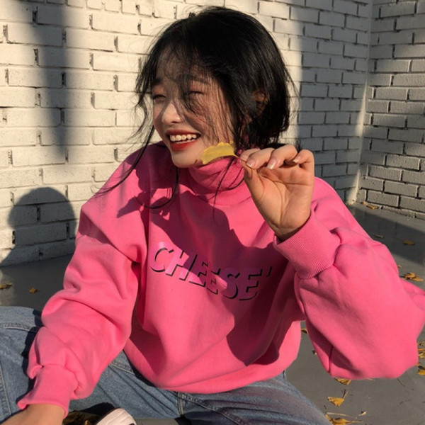 Naiste vabaaja pluus kõrge kraega ja roosa kirjaga