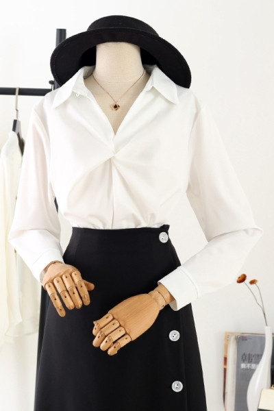 Модерна дамска риза с дълъг ръкав и шпиц деколте