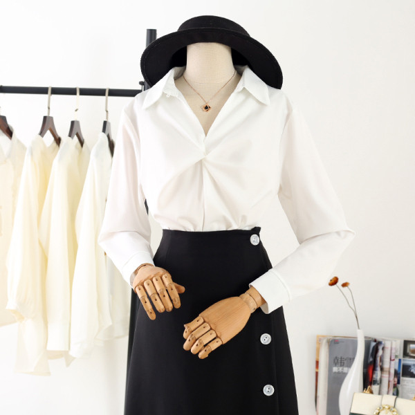 Модерна дамска риза с дълъг ръкав и шпиц деколте