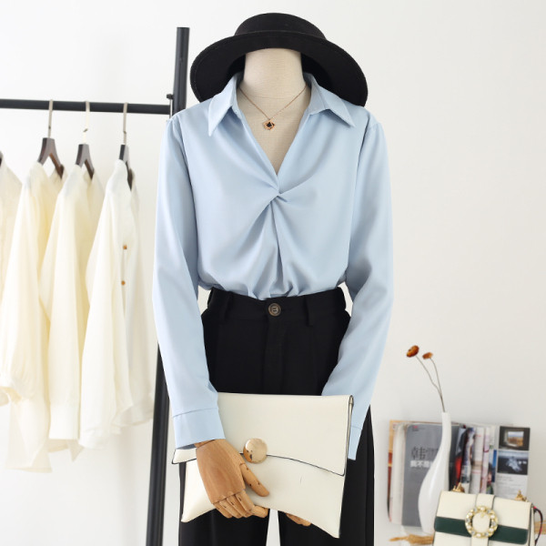 Модерна дамска риза с дълъг ръкав и шпиц деколте