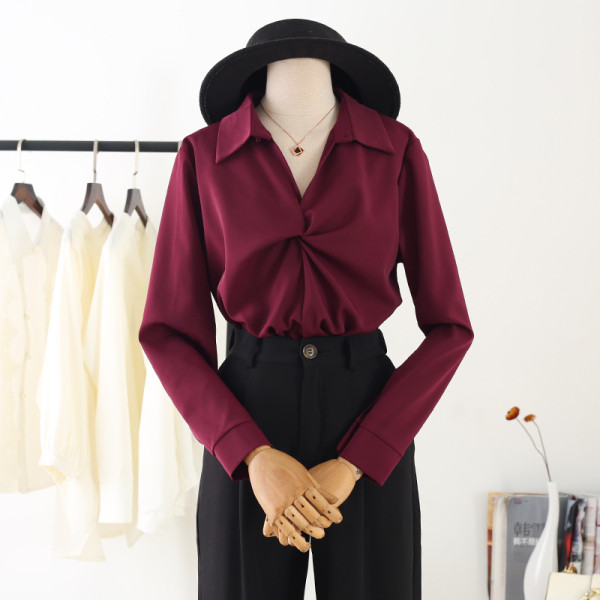 Модерна дамска риза с дълъг ръкав и шпиц деколте