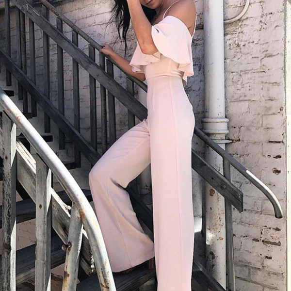 Peenikeste rihmade ja kandilise kaelusega stiilsed naiste kombinesoonid