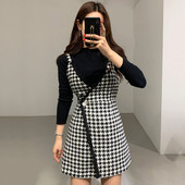 Praegune naiste kleit spitsikaelusega ja õhukeste rihmadega must-valge