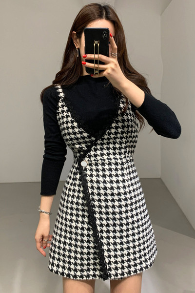 Praegune naiste kleit spitsikaelusega ja õhukeste rihmadega must-valge