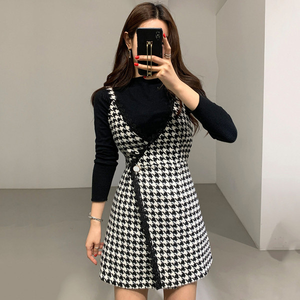 Praegune naiste kleit spitsikaelusega ja õhukeste rihmadega must-valge