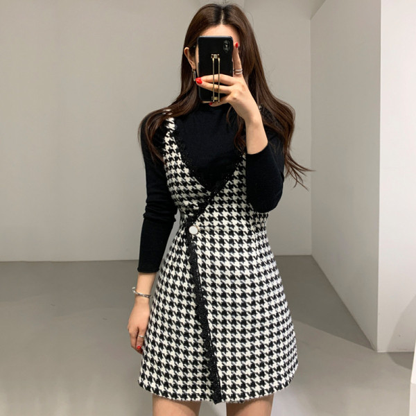 Praegune naiste kleit spitsikaelusega ja õhukeste rihmadega must-valge